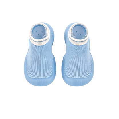 Comodidad, seguridad y estilo en un solo producto. Estas medias con suela antideslizante son perfectas para acompañar los primeros pasos de tu bebé, brindándole mayor estabilidad y protección al caminar dentro de casa.

✨ Material suave y cómodo
✨ Suela flexible y antideslizante
✨ Diseño moderno y liviano
✨ Ideales para bebés y niños pequeños
✨ Fáciles de poner y quitar

Disponibles en varios colores hermosos para combinar con cualquier outfit. 💕