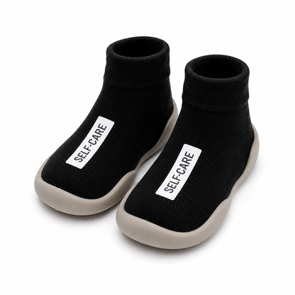 Comodidad, seguridad y estilo en un solo producto. Estas medias con suela antideslizante son perfectas para acompañar los primeros pasos de tu bebé, brindándole mayor estabilidad y protección al caminar dentro de casa.

✨ Material suave y cómodo
✨ Suela flexible y antideslizante
✨ Diseño moderno y liviano
✨ Ideales para bebés y niños pequeños
✨ Fáciles de poner y quitar

Disponibles en varios colores hermosos para combinar con cualquier outfit. 💕
