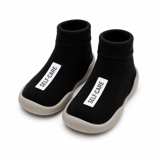 Comodidad, seguridad y estilo en un solo producto. Estas medias con suela antideslizante son perfectas para acompañar los primeros pasos de tu bebé, brindándole mayor estabilidad y protección al caminar dentro de casa.

✨ Material suave y cómodo
✨ Suela flexible y antideslizante
✨ Diseño moderno y liviano
✨ Ideales para bebés y niños pequeños
✨ Fáciles de poner y quitar

Disponibles en varios colores hermosos para combinar con cualquier outfit. 💕
