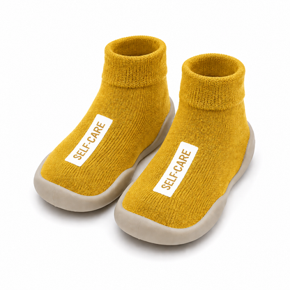 Comodidad, seguridad y estilo en un solo producto. Estas medias con suela antideslizante son perfectas para acompañar los primeros pasos de tu bebé, brindándole mayor estabilidad y protección al caminar dentro de casa.

✨ Material suave y cómodo
✨ Suela flexible y antideslizante
✨ Diseño moderno y liviano
✨ Ideales para bebés y niños pequeños
✨ Fáciles de poner y quitar

Disponibles en varios colores hermosos para combinar con cualquier outfit. 💕