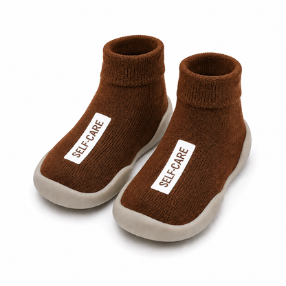 Comodidad, seguridad y estilo en un solo producto. Estas medias con suela antideslizante son perfectas para acompañar los primeros pasos de tu bebé, brindándole mayor estabilidad y protección al caminar dentro de casa.

✨ Material suave y cómodo
✨ Suela flexible y antideslizante
✨ Diseño moderno y liviano
✨ Ideales para bebés y niños pequeños
✨ Fáciles de poner y quitar

Disponibles en varios colores hermosos para combinar con cualquier outfit. 💕